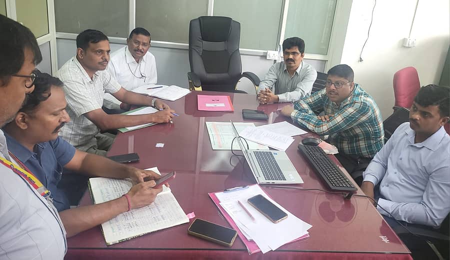 ಶಿವಮೊಗ್ಗದ ಭೂದಾಖಲೆಗಳ ಉಪನಿರ್ದೇಶಕರ ಕಚೇರಿಯಲ್ಲಿ ಶನಿವಾರ ಲೋಕಾಯುಕ್ತ ಪೊಲೀಸರು ಪರಿಶೀಲನೆ ನಡೆಸಿದರು