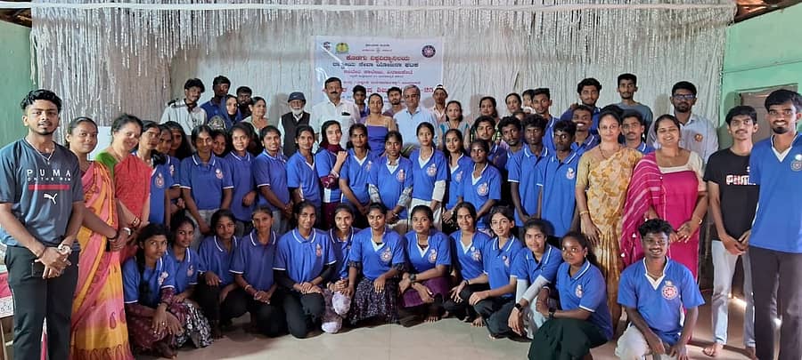 ವಿರಾಜಪೇಟೆಯ ಕಾವೇರಿ ಕಾಲೇಜಿನ ಎನ್‌ಎಸ್‌ಎಸ್ ಘಟಕದ ವಾರ್ಷಿಕ ಶಿಬಿರ ಉದ್ಘಾಟನಾ ಕಾರ್ಯಕ್ರಮದಲ್ಲಿ ಪಾಲ್ಗೊಂಡಿದ್ದ ವಿದ್ಯಾರ್ಥಿಗಲು