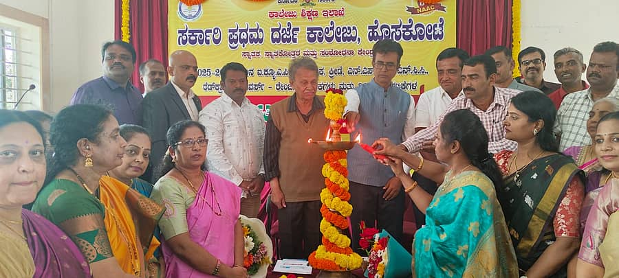 ಹೊಸಕೋಟೆ ನಗರದ ಸರ್ಕಾರಿ ಪ್ರಥಮ ದರ್ಜೆ ಕಾಲೇಜಿನಲ್ಲಿ ವಿವಿಧ ಚಟುವಟಿಕೆಗಳ ಉದ್ಘಾಟನಾ ಸಮಾರಂಭ ನಡೆಯಿತು. ಸಾಹಿತಿ ಬರಗೂರು ರಾಮಚಂದ್ರಪ್ಪ ಮತ್ತಿತರರು ಇದ್ದರು