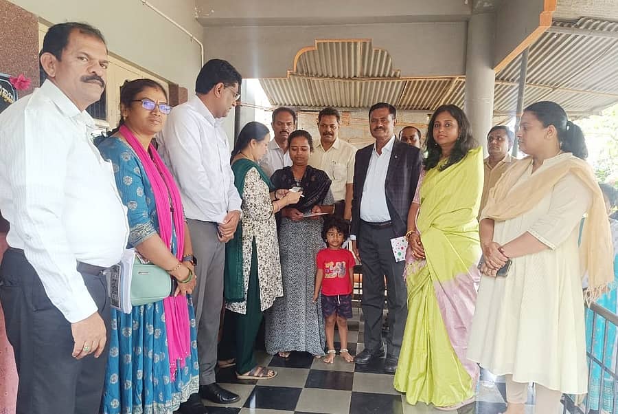 ತುಮಕೂರು ನಗರದಲ್ಲಿ ನಡೆಯುತ್ತಿರುವ ಜಾತಿವಾರು ಸಮೀಕ್ಷೆಯನ್ನು ಹಿಂದುಳಿದ ವರ್ಗಗಳ ಆಯೋಗದ ಸದಸ್ಯ ಜಿ.ಎನ್.ಶ್ರೀಕಂಠಯ್ಯ ಪರಿಶೀಲಿಸಿದರು. ಜಿಲ್ಲಾಧಿಕಾರಿ ಶುಭ ಕಲ್ಯಾಣ್, ಜಿ.ಪಂ ಸಿಇಒ ಜಿ.ಪ್ರಭು ಮೊದಲಾದವರು ಭಾಗವಹಿಸಿದ್ದರು