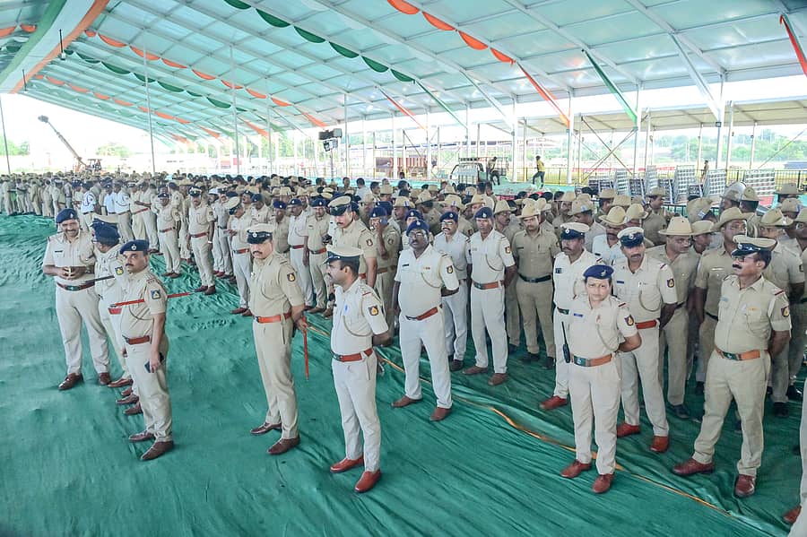ಬಂದೋಬಸ್ತ್ ಕಾರ್ಯಕ್ರಮಕ್ಕೆ ನಿಯೋಜನೆಯಾಗಿರುವ ಪೊಲೀಸ್ ಸಿಬ್ಬಂದಿ