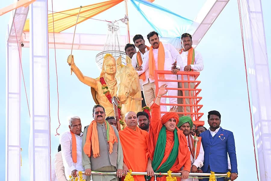 ಮಹಾಲಿಂಗಪುರ ಸಮೀಪದ ಮದಭಾಂವಿ ಗ್ರಾಮದ ಚನ್ನಮ್ಮ ವೃತ್ತದಲ್ಲಿ ಚನ್ನಮ್ಮ ಕಂಚಿನ ಮೂರ್ತಿಯನ್ನು ವಿಜಯಪುರ ಶಾಸಕ ಬಸನಗೌಡ ಪಾಟೀಲ (ಯತ್ನಾಳ) ಅನಾವರಣಗೊಳಿಸಿದರು