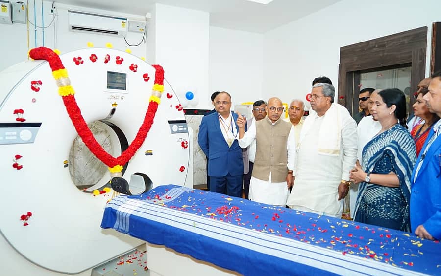 ಬೆಳಗಾವಿಯ ಸೂಪರ್‌ ಸ್ಪೆಷಾಲಿಟಿ ಆಸ್ಪತ್ರೆಯಲ್ಲಿ ಆರಂಭಿಸಲಾದ ಅತ್ಯಾಧುನಿಕ ಸಿಟಿ ಸ್ಕ್ಯಾನ್‌ ಉಪಕರಣವನ್ನು ಸಚಿವ ಶರಣಪ್ರಕಾಶ ಪಾಟೀಲ ಅವರು ಮುಖ್ಯಮಂತ್ರಿ ಸಿದ್ದರಾಮಯ್ಯ ಅವರಿಗೆ ತೋರಿಸಿದರು. ಸಚಿವೆ ಲಕ್ಷ್ಮೀ ಹೆಬ್ಬಾಳಕರ ಕೂಡ ಜತೆಯಾದರು