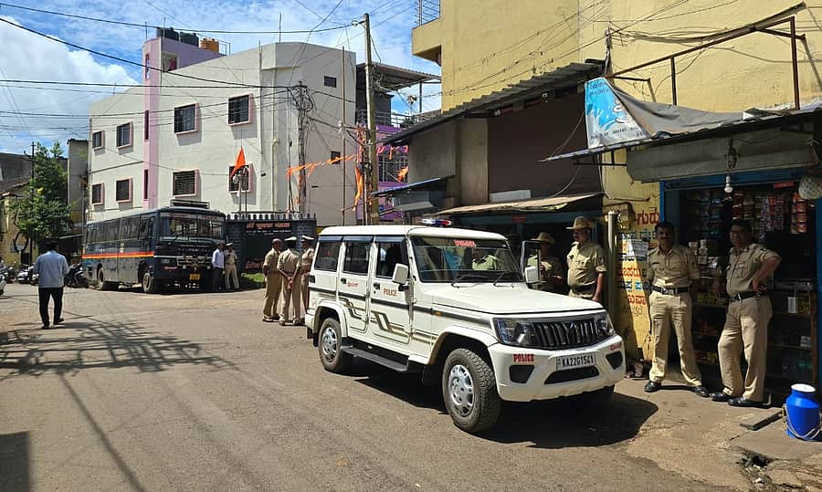 ಶುಕ್ರವಾರ ರಾತ್ರಿ ಕಲ್ಲು ತೂರಾಟದಿಂದ ತ್ವೇಶಮಯಗೊಂಡಿದ್ದ ಬೆಳಗಾವಿಯ ಖಡಕ್‌ ಕಲ್ಲಿಯಲ್ಲಿ ಶನಿವಾರ ಪೊಲೀಸ್‌ ಬಂದೋಬಸ್ತ್‌ ಮಾಡಲಾಗಿತ್ತು
ಪ್ರಜಾವಾಣಿ ಚಿತ್ರ