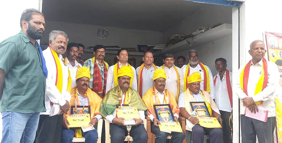 ಮಳವಳ್ಳಿ ಪಟ್ಟಣದ ಕನ್ನಡ ಭವನದಲ್ಲಿ ಕನ್ನಡ ಸಾಹಿತ್ಯ ಪರಿಷತ್ ಹಾಗೂ ದಲಿತ ಸಾಹಿತ್ಯ ಪರಿಷತ್‌ನಿಂದ ನಡೆದ ಗಾಂಧಿ ಜಯಂತಿ ಹಾಗೂ ಗಾಂಧಿ ಪುರಸ್ಕಾರ ಪ್ರದಾನ ಕಾರ್ಯಕ್ರಮದಲ್ಲಿ ಕಂದಾಯ ನಿರೀಕ್ಷಕರನ್ನು ಅಭಿನಂದಿಸಲಾಯಿತು