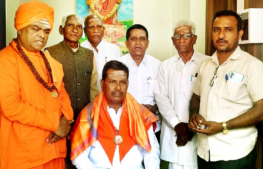 ಬಸವಕಲ್ಯಾಣದಲ್ಲಿ ಶನಿವಾರ ಸ್ವಾಭಿಮಾನಿ ಕಲ್ಯಾಣ ಪರ್ವ ಕಾರ್ಯಕ್ರಮ ಸಮಿತಿ ಅಧ್ಯಕ್ಷರಾಗಿ ಆಯ್ಕೆಗೊಂಡಿರುವ ಬಸವರಾಜ ಪಾಟೀಲ ಶಿವಪುರ ಅವರನ್ನು ಚನ್ನಬಸವಾನಂದ ಸ್ವಾಮೀಜಿ ಸನ್ಮಾನಿಸಿದರು