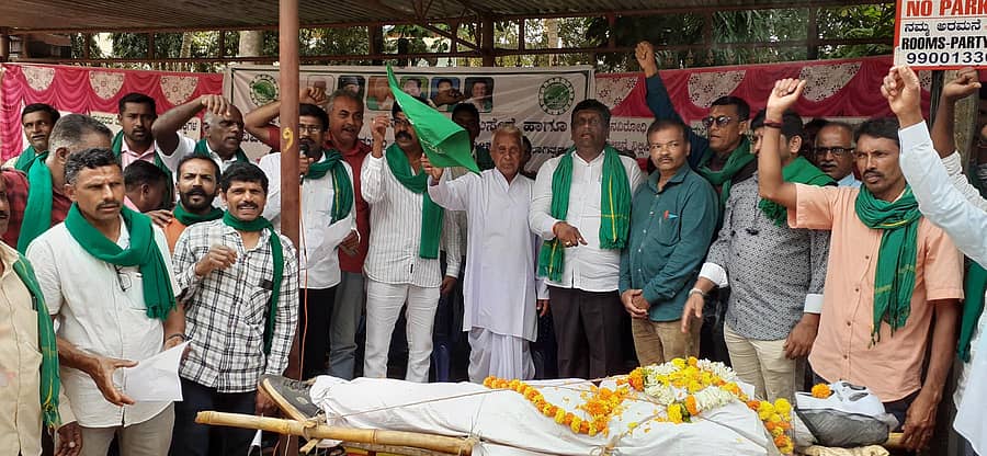 ಸಾಗರದಲ್ಲಿ ಶನಿವಾರದಿಂದ ಆರಂಭವಾದ ಅನಿರ್ಧಿಷ್ಟಾವಧಿ ಧರಣಿ ಸತ್ಯಾಗ್ರಹದಲ್ಲಿ ಅಣಕು ಶವಯಾತ್ರೆ ಮಾಡಲಾಯಿತು