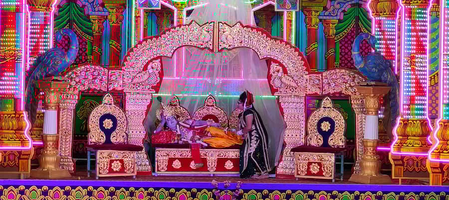 ಕನಕಪುರ ಅಂಬೇಡ್ಕರ್ ಭವನದಲ್ಲಿ ನಡೆದ ಕುರುಕ್ಷೇತ್ರ ನಾಟಕದಲ್ಲಿ ಶ್ರೀ ಕೃಷ್ಣ ದ್ವಾರಕದಲ್ಲಿ ವಿಶ್ರಾಂತಿ ಪಡೆಯುವಾಗ ರುಕ್ಮಿಣಿ ಇರುವ ಪ್ರಸಂಗ