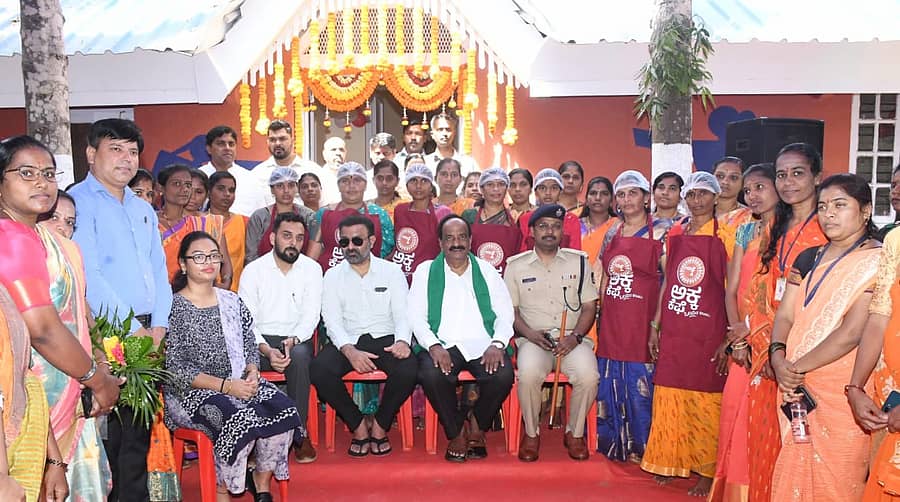 ಧಾರವಾಡದ ಜಿಲ್ಲಾ ಪಂಚಾಯಿತಿ ಹತ್ತಿರದ ಕಟ್ಟಡದಲ್ಲಿ ಆರಂಭಿಸಿರುವ ಅಕ್ಕ ಕೆಫೆ ಉದ್ಘಾಟನಾ ಕಾರ್ಯಕ್ರಮದಲ್ಲಿ ಜಿಲ್ಲಾ ಉಸ್ತುವಾರಿ ಸಚಿವ ಸಂತೋಷ ಪಾಲ್ಗೊಂಡಿದ್ದರು