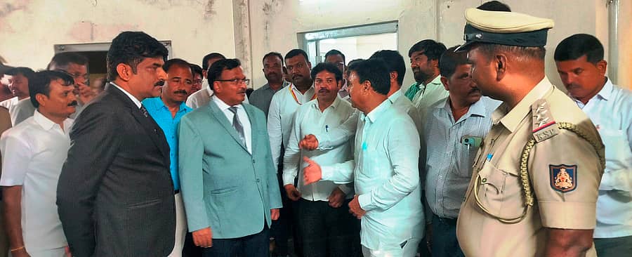 ಕೊಟ್ಟೂರಿನ ಪಟ್ಟಣ ಪಂಚಾಯಿತಿ ಆವರಣದಲ್ಲಿರುವ ಬಾಲಭವನ ಕಟ್ಟಡವನ್ನು ನ್ಯಾಯಾಧೀಶರು ವೀಕ್ಷಿಸಿದರು