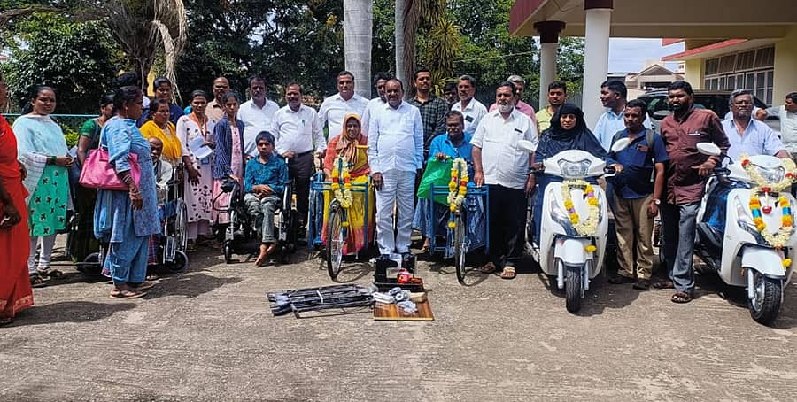 ಚಾಮರಾಜನಗರದ ಪ್ರವಾಸಿ ಮಂದಿರದಲ್ಲಿ ಭಾನುವಾರ ಅಂಗವಿಕಲರಿಗೆ ತ್ರಿಚಕ್ರ ವಾಹನ, ಹೊಲಿಗೆಯಂತ್ರ, ಬ್ಯಾಟರಿ ಚಾಲಿತ ವೀಲ್ ಚೇರ್, ಕೈಗಡಿಯಾರ ಸಹಿತ ಇನ್ನಿತರ ಸಾಧನ ಸಲಕರಣೆಗಳನ್ನು ಶಾಸಕ ಸಿ.ಪುಟ್ಟರಂಗಶೆಟ್ಟಿ ವಿತರಣೆ ಮಾಡಿದರು