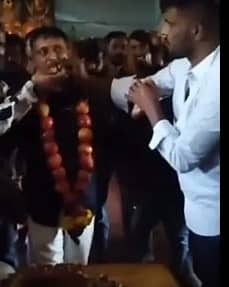 ಸಾಮಾಜಿಕ ಜಾಲತಾಣದಲ್ಲಿ ಹರಿದಾಡುತ್ತಿರುವ ಜನ್ಮದಿನ ಆಚರಣೆ ಚಿತ್ರ