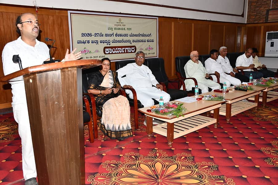 ಗದಗ ಜಿಲ್ಲಾಡಳಿತ ಭವನದಲ್ಲಿ ನಡೆದ ಕಾರ್ಯಾಗಾರದಲ್ಲಿ ವಿಧಾನ ಪರಿಷತ್ ಸದಸ್ಯ ಡಾ.‌ ಯತೀಂದ್ರ ಸಿದ್ಧರಾಮಯ್ಯ ಮಾತನಾಡಿದರು