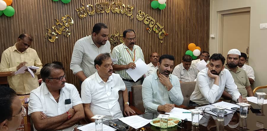 ಅಳ್ನಾವರ ಪಟ್ಟಣ ಪಂಚಾಯಿತಿ ಸಭಾ ಭವನದಲ್ಲಿ ಜಿಲ್ಲಾ ಉಸ್ತುವಾರಿ ಸಚಿವ ಸಂತೋಷ್ ಲಾಡ್ ಅಧ್ಯಕ್ಷತೆಯಲ್ಲಿ ಪ್ರಗತಿ ಪರಿಶೀಲನಾ ಸಭೆ ನಡೆಯಿತು