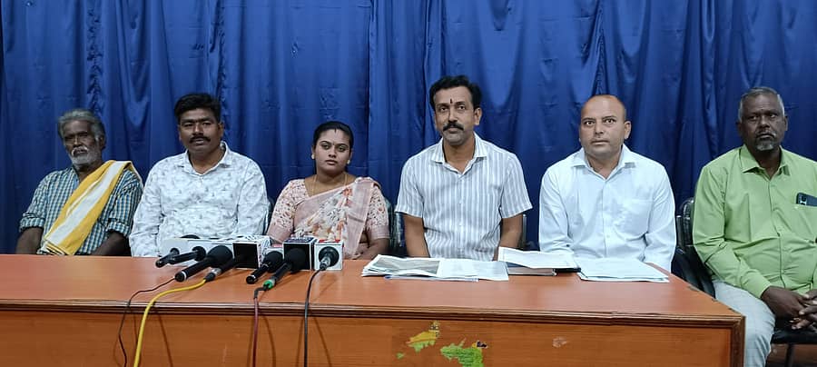 ಚಿಕ್ಕಬಳ್ಳಾಪುರದಲ್ಲಿ ನಡೆದ ಮಾಧ್ಯಮಗೋಷ್ಠಿಯಲ್ಲಿ ಮಂಜುನಾಥ್ ಮಾತನಾಡಿದರು