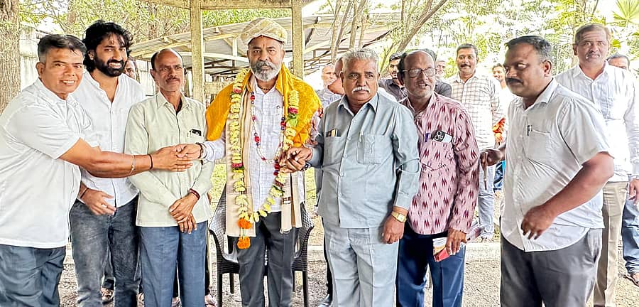 ಹುಕ್ಕೇರಿ ಪಟ್ಟಣದ ಪತ್ರಕರ್ತರು ಮಾಜಿ ಸಂಸದ, ಬಿಡಿಸಿಸಿ ಬ್ಯಾಂಕ್ ನಿರ್ದೇಶಕ ರಮೇಶ ಕತ್ತಿ ಅವರನ್ನು ಸತ್ಕರಿಸಿದರು.