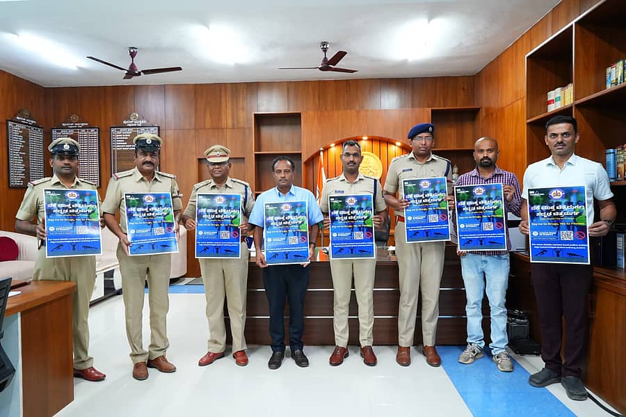 ‘ನಶೆ ಮುಕ್ತ ಚಿತ್ರದುರ್ಗ; ಸದೃಢ ಚಿತ್ರದುರ್ಗ‘ ಅಭಿಯಾನದ ಪ್ರಚಾರಪತ್ರವನ್ನು ಜಿಲ್ಲಾ ಪೊಲೀಸ್‌ ವರಿಷ್ಠಾಧಿಕಾರಿ ರಂಜಿತ್‌ ಕುಮಾರ್‌ ಬಂಡಾರು ಬಿಡುಗಡೆಗೊಳಿಸಿದರು