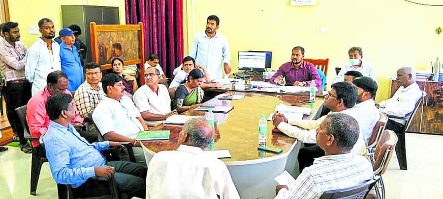 <div class="paragraphs"><p>ಮೊಳಕಾಲ್ಮುರಿನಲ್ಲಿ ಶುಕ್ರವಾರ ಸಮೀಕ್ಷೆಯ ಪ್ರಗತಿ ಪರಿಶೀಲನಾ ಸಭೆ ನಡೆಯಿತು</p></div>