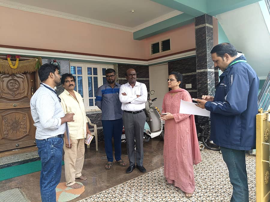 ದೇವನಹಳ್ಳಿಯಲ್ಲಿ ಸಾಮಾಜಿಕ–ಶೈಕ್ಷಣಿಕ ಸಮೀಕ್ಷೆಯನ್ನು ಜಿಲ್ಲಾ ಪಂಚಾಯಿತಿ ಸಿಇಒ ಕೆ.ಎನ್ ಅನುರಾಧ ಅವರು ಭೇಟಿ ನೀಡಿ ಪರಿಶೀಲನೆ ನಡೆಸಿದರು