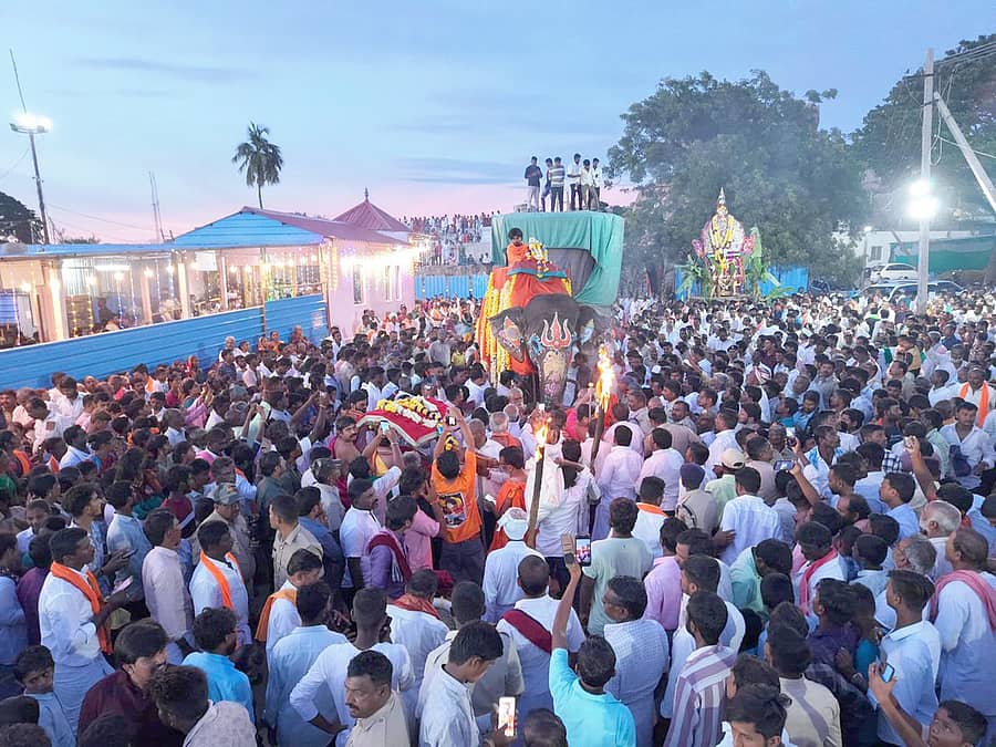 ಸಿಂಧನೂರು ತಾಲ್ಲೂಕಿನ ಸುಕ್ಷೇತ್ರ ಸಿದ್ದಪರ್ವತ ಅಂಬಾಮಠದಲ್ಲಿ ದಸರಾ ಮಹೋತ್ಸವದ ಅಂಗವಾಗಿ ಶುಕ್ರವಾರ ಜಂಬೂ ಸವಾರಿ ನಡೆಸಲಾಯಿತು