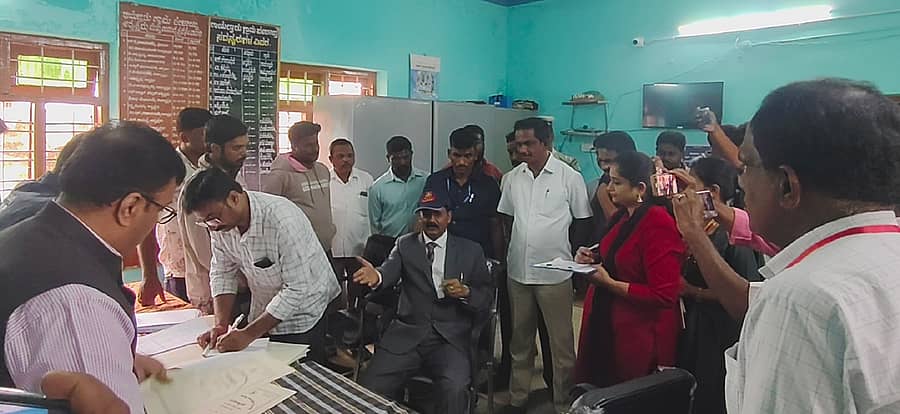 ಶ್ರೀನಿವಾಸಪುರ ತಾಲ್ಲೂಕಿನ ರಾಯಲ್ಪಾಡು ಗ್ರಾಮ ಪಂಚಾಯಿತಿ ಕಚೇರಿಗೆ ಉಪಲೋಕಾಯುಕ್ತ ಬಿ.ವೀರಪ್ಪ ಶನಿವಾರ ಭೇಟಿ ನೀಡಿ ದಾಖಲೆ ಪರಿಶೀಲಿಸಿದರು
