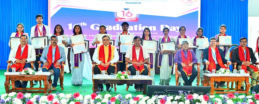 <div class="paragraphs"><p>ಮಂಡ್ಯದ ಪಿ.ಇ.ಎಸ್‌. ಎಂಜಿನಿಯರಿಂಗ್ ಕಾಲೇಜಿನಲ್ಲಿ ಶನಿವಾರ ನಡೆದ ಪದವಿ ಪ್ರದಾನ ಸಮಾರಂಭದಲ್ಲಿ 11 ವಿದ್ಯಾರ್ಥಿಗಳಿಗೆ ಚಿನ್ನದ ಪದಕ ನೀಡಿ ಗೌರವಿಸಲಾಯಿತು.&nbsp;ಪ್ರೊ.ಟಿ.ಜಿ. </p></div>