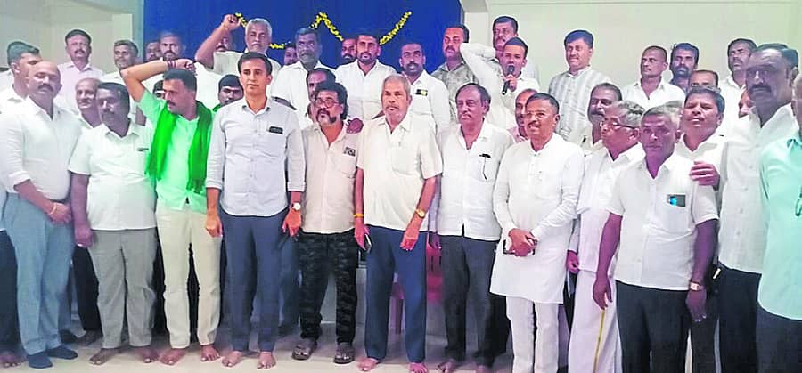 <div class="paragraphs"><p>ಕುಣಿಗಲ್ ತಾಲ್ಲೂಕನ್ನು ತುಮಕೂರು ಜಿಲ್ಲೆಯಲ್ಲಿ ಉಳಿಸಲು ನಡೆಸಿದ ಸಭೆಯಲ್ಲಿ ತಾಲ್ಲೂಕಿನ ಮುಖಂಡರು ಭಾಗವಹಿಸಿದ್ದರು</p></div>