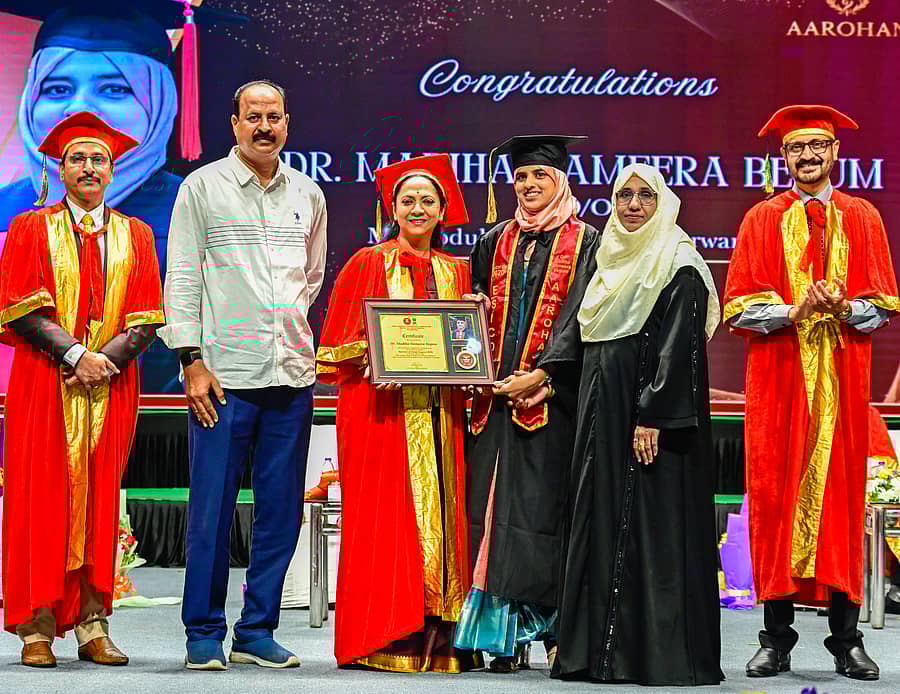 <div class="paragraphs"><p>ಕಲಬುರಗಿಯಲ್ಲಿ ಶನಿವಾರ ಇಎಸ್‌ಐಸಿ ಡೆಂಟಲ್ ಕಾಲೇಜು ಮತ್ತು ಆಸ್ಪತ್ರೆ ವತಿಯಿಂದ ಶನಿವಾರ ಹಮ್ಮಿಕೊಂಡಿದ್ದ 4ನೇ ವರ್ಷದ ಪದವಿ ಪ್ರದಾನ ಸಮಾರಂಭದಲ್ಲಿ ಡಾ.ಮದಿಹಾ ನಮೀರಾ ಬೇಗಂ ಅವರಿಗೆ ರಾಜ್ಯ ಮಹಿಳಾ ಆಯೋಗದ ಅಧ್ಯಕ್ಷೆ ಡಾ. ನಾಗಲಕ್ಷ್ಮೀ ಚೌಧರಿ ಪದವಿ ಪ್ರದಾನ ಮಾಡಿದರು.</p></div>