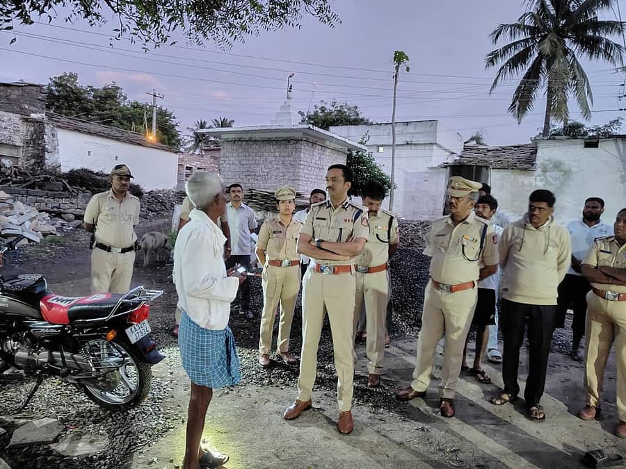 ಕಲಬುರಗಿ ತಾಲ್ಲೂಕಿನ ಶ್ರೀನಿವಾಸ ಸರಡಗಿ ಗ್ರಾಮಕ್ಕೆ ಶನಿವಾರ ಪೊಲೀಸ್ ಕಮಿಷನರ್ ಶರಣಪ್ಪ ಎಸ್.ಡಿ. ಭೇಟಿ ನೀಡಿ ಯುವಕನ ಕೊಲೆ ಬಗ್ಗೆ ಮಾಹಿತಿ ಪಡೆದರು