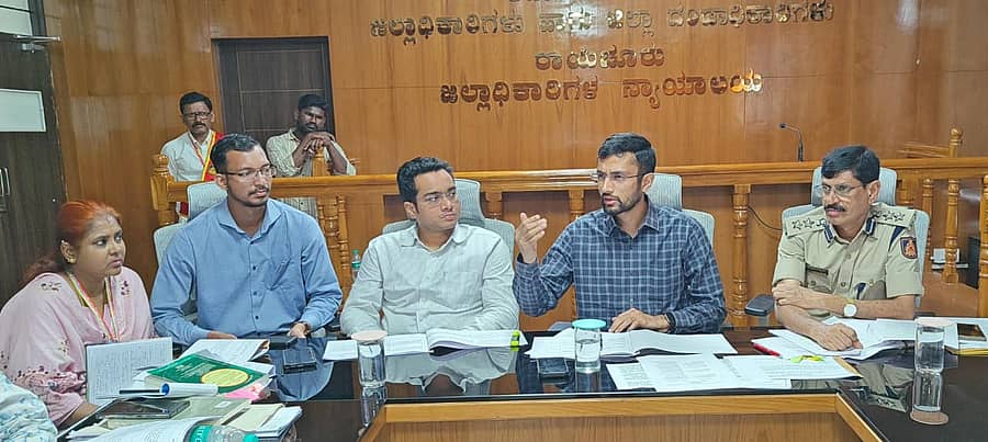 ರಾಯಚೂರು ನಗರದಲ್ಲಿ ಶನಿವಾರ ನಡೆದ ಅನುಸೂಚಿತ ಜಾತಿ ಮತ್ತು ಅನುಸೂಚಿತ ಪಂಗಡಗಳ ದೌರ್ಜನ್ಯ ನಿಯಂತ್ರಣ ಜಿಲ್ಲಾಮಟ್ಟದ ಜಾಗೃತಿ ಮತ್ತು ಮೇಲುಸ್ತುವಾರಿ ಸಮಿತಿ ಸಭೆಯಲ್ಲಿ ಜಿಲ್ಲಾಧಿಕಾರಿ ನಿತೀಶ್‌.ಕೆ ಮಾತನಾಡಿದರು