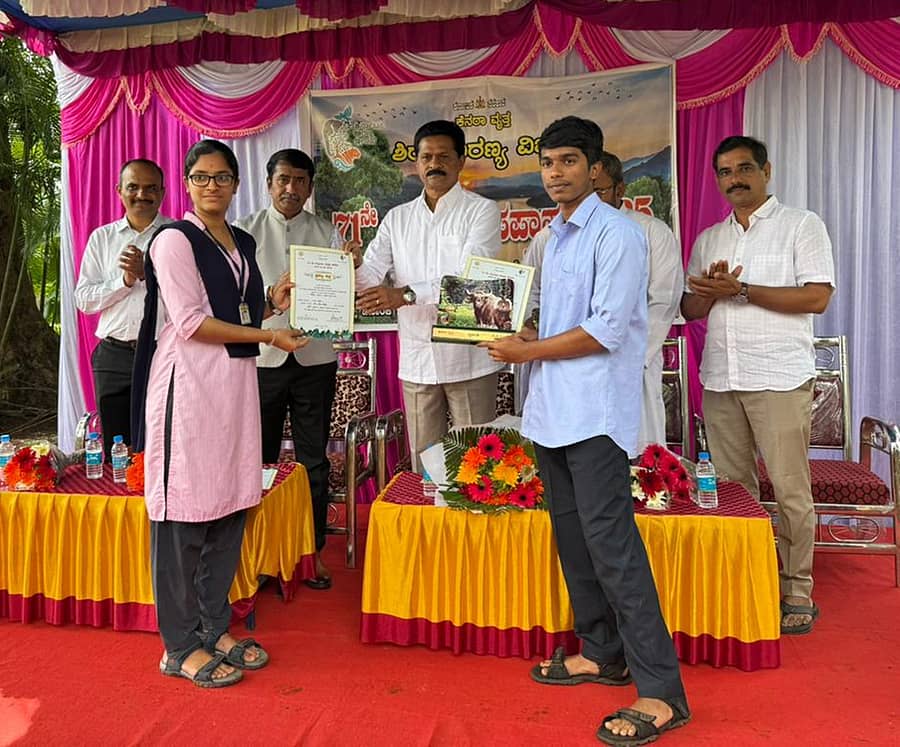 ಶಿರಸಿಯ ಮಕ್ಕಳ ಉದ್ಯಾನವನದಲ್ಲಿ ನಡೆದ ವನ್ಯಜೀವಿ ಸಂರಕ್ಷಣಾ ಜಾಗೃತಿ ಜಾಥಾದ ಸಂದರ್ಭದಲ್ಲಿ ವಿವಿಧ ಸ್ಪರ್ಧೆಯ ವಿಜೇತರಿಗೆ ಶಾಸಕ ಭೀಮಣ್ಣ ನಾಯ್ಕ ಬಹುಮಾನ ವಿತರಿಸಿದರು