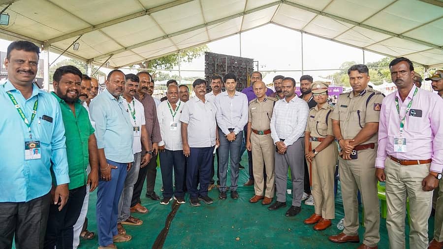 ಮೈಸೂರು ದಸರಾ ಅಂಗವಾಗಿ ನಡೆಯುತ್ತಿರುವ ಆಹಾರ ಮೇಳಕ್ಕೆ ಶನಿವಾರ ಜಿಲ್ಲಾ ಉಸ್ತುವಾರಿ ಸಚಿವ ಡಾ.ಎಚ್‌.ಸಿ.ಮಹದೇವಪ್ಪ ಭೇಟಿ ನೀಡಿದರು
            