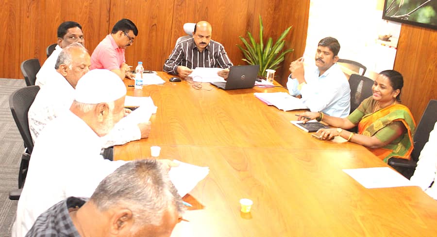 ವಿಧಾನ ಪರಿಷತ್‌ ಆಗ್ನೇಯ ಪದವೀಧರರ ಕ್ಷೇತ್ರದ ಚುನಾವಣೆ, ಮತದಾರರ ಪಟ್ಟಿ ತಯಾರಿಕೆ ಸಂಬಂಧ ಜಿಲ್ಲಾಧಿಕಾರಿ ಟಿ.ವೆಂಕಟೇಶ್‌ ಅವರು ವಿವಿಧ ರಾಜಕೀಯ ಪಕ್ಷಗಳ ಮುಖಂಡರ ಸಭೆ ನಡೆಸಿದರು