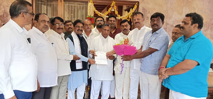ಬೆಂಗಳೂರಿನಲ್ಲಿ ಶನಿವಾರ ಕೋಲಾರ ಜಿಲ್ಲಾ ಕಾಂಗ್ರೆಸ್‌ ಮುಖಂಡರು ಆಹಾರ ಸಚಿವ ಕೆ.ಎಚ್.ಮುನಿಯಪ್ಪ ಭೇಟಿಯಾದರು
