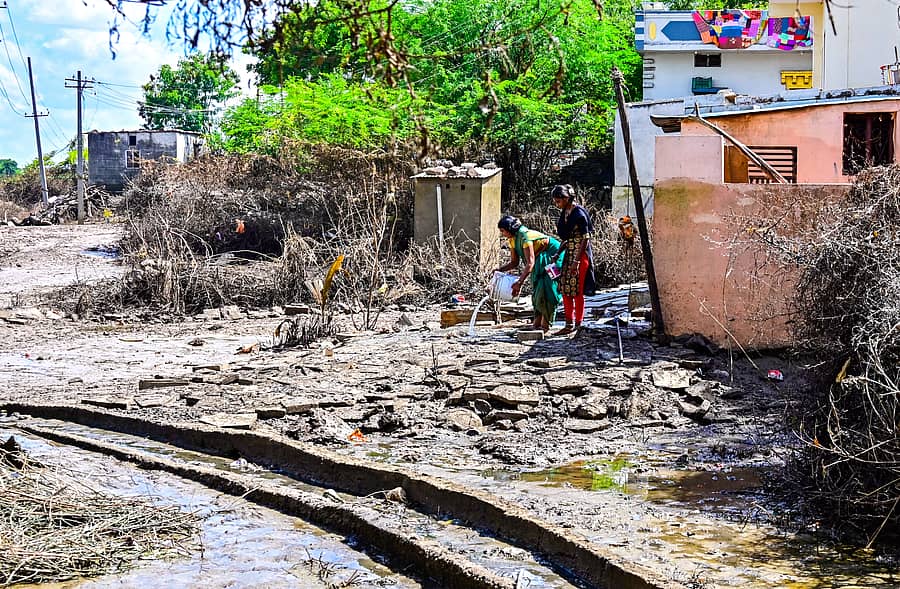 <div class="paragraphs"><p>ಭೀಮಾ ನದಿ ಪ್ರವಾಹದಿಂದ ಮನೆಗೆ ನೀರು ಹೊಕ್ಕಿದ್ದರಿಂದ ಉಂಟಾದ ಕೆಸರನ್ನು ಕಲಬುರಗಿ ತಾಲ್ಲೂಕಿನ ಹಾಗರಗುಂಡಗಿ ಗ್ರಾಮದ ಮಲ್ಲಮ್ಮ ಮಾಂಗ ಅವರು ಶನಿವಾರ ತೆರವುಗೊಳಿಸಿದರು </p></div>