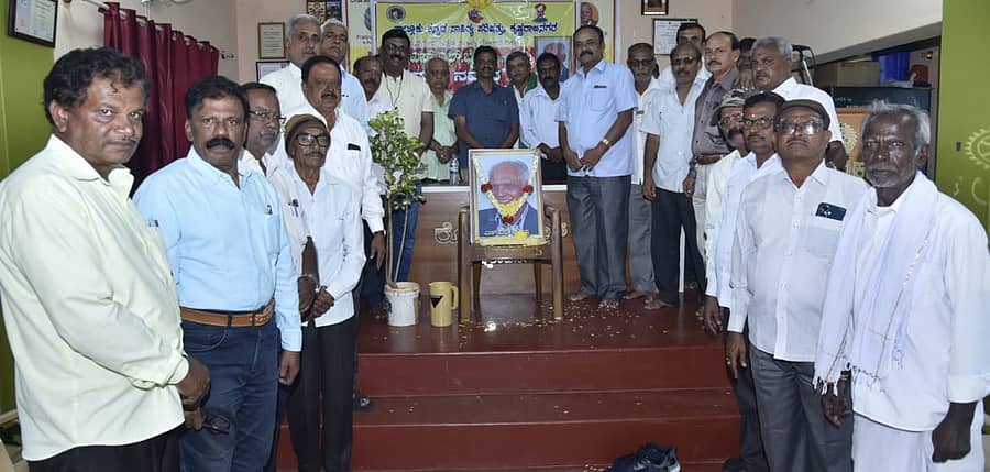 ಕೆ.ಆರ್.ನಗರ ರೋಟರಿ ಕ್ಲಬ್‌ನಲ್ಲಿ ತಾಲ್ಲೂಕು ಕನ್ನಡ ಸಾಹಿತ್ಯ ಪರಿಷತ್ ವತಿಯಿಂದ ಈಚೆಗೆ ನಡೆದ ಎಸ್.ಎಲ್.ಭೈರಪ್ಪ ಅವರ ನುಡಿನಮನ ಕಾರ್ಯಕ್ರಮದಲ್ಲಿ ಕಸಾಪ ಅಧ್ಯಕ್ಷ ಜಿ.ಡಿಂಡಿಮ ಶಂಕರ್ ಪಾಲ್ಗೊಂಡಿದ್ದರು