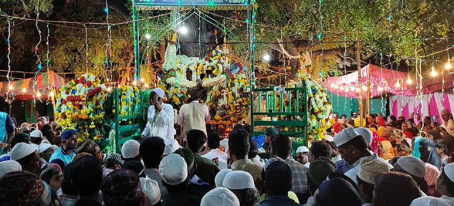 ನಾಯಕನಹಟ್ಟಿ ಸಮೀಪದ ರೇಖಲಗೆರೆ ಗ್ರಾಮದಲ್ಲಿ ಶನಿವಾರ ರಾತ್ರಿ ನಡೆದ ಮೆಹಬೂಬ್ ಸುಬಾನಿ ಸ್ಮರಣೆಯ ಪ್ರಯುಕ್ತ ಗ್ಯಾರವಿ ಹಬ್ಬವನ್ನು ಹಿಂದೂ ಮತ್ತು ಮುಸ್ಲಿಂ ಸಮುದಾಯದ ಭಕ್ತರು ಸಂಭ್ರಮದಿಂದ ಆಚರಿಸಿದರು