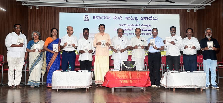 ಮಂಗಳೂರಿನಲ್ಲಿ 'ಲೋಕಗೆಂದಿನ ಗಾಂಧಿಯೆರ್' ಪುಸ್ತಕವನ್ನು ಎಂ.ವೀರಪ್ಪ ಮೊಯಿಲಿ ಶನಿವಾರ ಬಿಡುಗಡೆ ಮಾಡಿದರು.  ಕುಂಬ್ರ ದುರ್ಗ ಪ್ರಸಾದ್ ರೈ, ಮಮತಾ ರೈ, ಪೂರ್ಣಿಮಾ,  ಎನ್ ಇಸ್ಮಾಯಿಲ್, ಎಂ.ಸುಂದರ ಬೆಳುವಾಯಿ, ತಾರನಾಥ ಗಟ್ಟಿ ಕಾಪಿಕಾಡ್‌, ಅರವಿಂದ ಚೊಕ್ಕಡಿ, ಕೃತಿಯ ಲೇಖಕ ಉದಯ ಕುಮಾರ ಇರ್ವತ್ತೂರು, ಹರೀಶ್ ಬಂಟ್ವಾಳ, ವಾಸುದೇವ ಬೆಳ್ಳೆ ಮೊದಲಾದವರು ಭಾಗವಹಿಸಿದ್ದರು