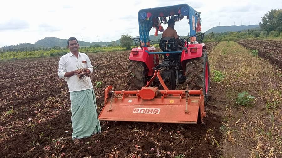 ಹರಪನಹಳ್ಳಿ ತಾಲ್ಲೂಕು ಚಿಗಟೇರಿಯಲ್ಲಿ ಟ್ರ್ಯಾಕ್ಟರ್‌ನಿಂದ ಈರುಳ್ಳಿ ಬೆಳೆ ನಾಶಪಡಿಸಿದ ರೈತ ರಾಮನಗೌಡ