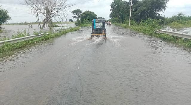 ವಡಗೇರಾ ಕಳೆದ ವಾರ ಭೀಮಾ ನದಿಯ ಪ್ರವಾಹ ಬಂದಾಗ ಯಾದಗಿರಿ-ಶಹಾಪುರ ರಾಜ್ಯ ಹೆದ್ದಾರಿಯ ಮೇಲೆ ಪ್ರವಾಹದ ನೀರು ಸಂಗ್ರಹವಾಗಿರುವದು ( ಸಂಗ್ರಹ ಚಿತ್ರ)