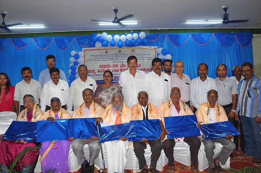ಚಿಕ್ಕಮಗಳೂರು ನಗರದ ಶೆಟ್ಟರ ಬೀದಿಯ ಡಾ.ಬಿ.ಆರ್.ಅಂಬೇಡ್ಕರ್ ಭವನದಲ್ಲಿ ಶನಿವಾರ ನಡೆದ ವಿಶ್ವ ಹಿರಿಯ ನಾಗರಿಕರ ದಿನಾಚರಣೆಯಲ್ಲಿ ಹಿರಿಯರನ್ನು ಗೌರವಿಸಲಾಯಿತು