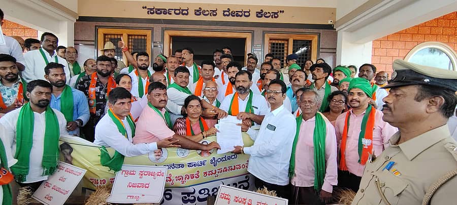 ಬೈಂದೂರು ಬಿಜೆಪಿ ವತಿಯಿಂದ ಪಟ್ಟಣ ಪಂಚಾಯಿತಿ ಅವೈಜ್ಞಾನಿಕತೆ ರದ್ದುಪಡಿಸುವಂತೆ ಪ್ರತಿಭಟಿಸಿ, ತಹಶೀಲ್ದಾರ್ ಮೂಲಕ ಸರ್ಕಾರಕ್ಕೆ ಮನವಿ ಸಲ್ಲಿಸಿದರು