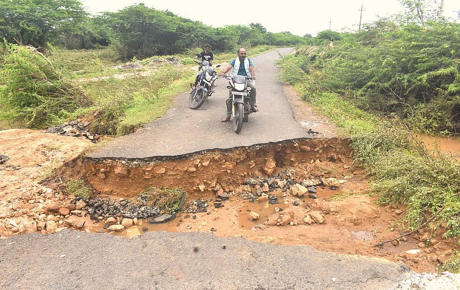 ಸೇಡಂ ತಾಲ್ಲೂಕು ತೆಲ್ಕೂರ-ಯಡ್ಡಳ್ಳಿ ಸಂಪರ್ಕಿಸುವ ರಸ್ತೆ ಕೊಚ್ಚಿಕೊಂಡು ಹೋಗಿರುವುದು
