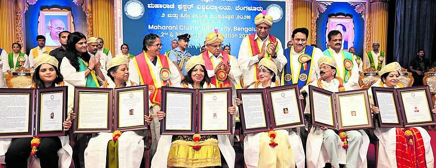 <div class="paragraphs"><p>ಮಹಾರಾಣಿ ಕ್ಲಸ್ಟರ್ ವಿಶ್ವವಿದ್ಯಾಲಯದ ಘಟಿಕೋತ್ಸವದಲ್ಲಿ ಅಂತರರಾಷ್ಟ್ರೀಯ ಮಹಿಳಾ ಕ್ರಿಕೆಟ್ ಆಟಗಾರ್ತಿ ವೇದ ಕೃಷ್ಣಮೂರ್ತಿ, ಲೇಖಕಿ ದು.ಸರಸ್ವತಿ , ಬಯೋಕಾನ್ ಮುಖ್ಯಸ್ಥೆ ಕಿರಣ್ ಮಜುಂದಾರ್ ಷಾ, ನಟಿ ಭಾರತಿ ವಿಷ್ಣುವರ್ಧನ್ , ಹೋಮಿಯೋಪಥಿ ವೈದ್ಯ ಡಾ.ಬಿ.ಟಿ.ರುದ್ರೇಶ್, ಶಿಕ್ಷಣ ತಜ್ಞೆ ಎಚ್.ಎನ್.ಉಷಾ ಅವರಿಗೆ ಗೌರವ ಡಾಕ್ಟರೇಟ್ ಪ್ರದಾನ ಮಾಡಲಾಯಿತು</p></div><div class="paragraphs"></div><div class="paragraphs"><p><br></p></div>