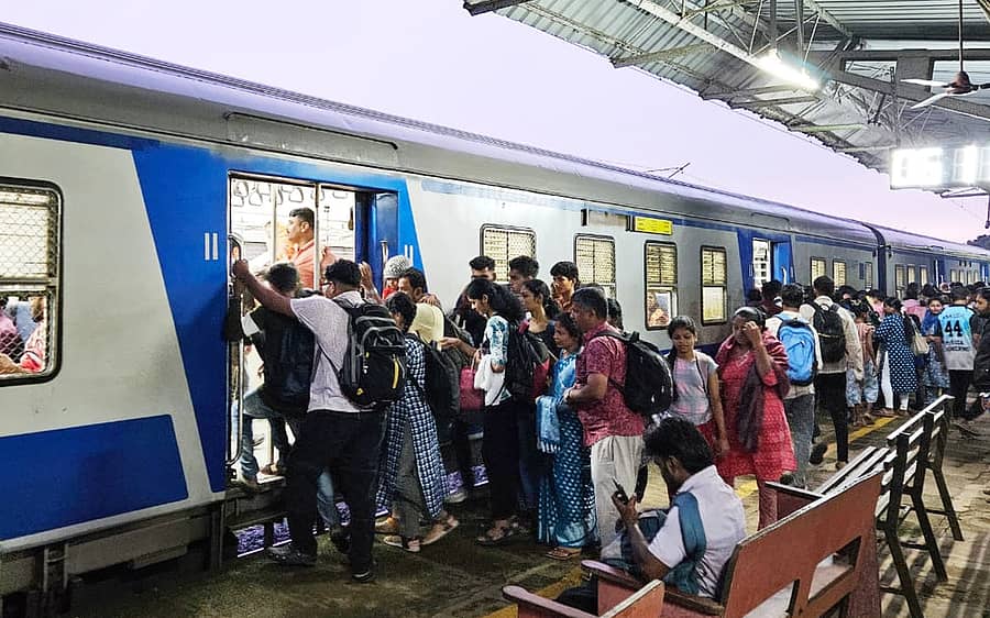 <div class="paragraphs"><p>ಗೋವಾದ ವೆರ್ನಾ ಕೈಗಾರಿಕೆ ಪ್ರದೇಶಕ್ಕೆ ಉದ್ಯೋಗದ ಸಲುವಾಗಿ ತೆರಳುವ ಯುವಕ ಯುವತಿಯರು ಕಾರವಾರದ ಅಸ್ನೋಟಿ ರೈಲು ನಿಲ್ದಾಣದಲ್ಲಿ ನಸುಕಿನ ಜಾವ ಡೆಮು ರೈಲು ಏರುತ್ತಿರುವುದು. –ಪ್ರಜಾವಾಣಿ ಚಿತ್ರ</p></div>