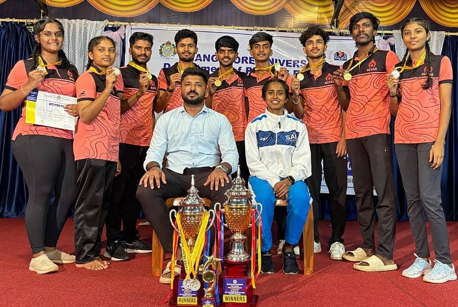ಮಂಗಳೂರು ವಿವಿ ಅಂತರ ಕಾಲೇಜು ಯೋಗಾಸನ ಸ್ಪರ್ಧೆಯಲ್ಲಿ ಆಳ್ವಾಸ್ ಪುರುಷರ ತಂಡ ಚಾಂಪಿಯನ್ ಷಿಪ್ ಗೆದ್ದುಕೊಂಡಿದೆ 