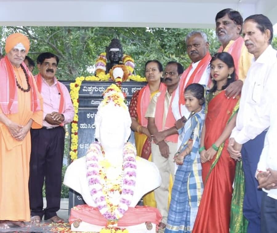 ವಚನ ದಸರಾ ಸಮಾರೋಪದಲ್ಲಿ ಬಸವಣ್ಣನವರಿಗೆ ಪುಷ್ಪಾರ್ಚನೆ ಸಲ್ಲಿಸಿದ ಎಸ್.ಟಿ. ಸೋಮಶೇಖರ್, ಬೇಲಿಮಠದ ಸ್ವಾಮೀಜಿ, ಪಿನಾಕಪಾಣಿ