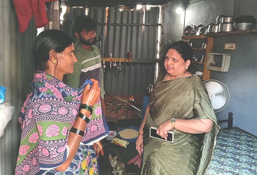 ಹೂವಿನಹಡಗಲಿ ಪಟ್ಟಣದ 5ನೇ ವಾರ್ಡಿನಲ್ಲಿ ಸಾಮಾಜಿಕ, ಶೈಕ್ಷಣಿಕ ಗಣತಿ ಕಾರ್ಯ ಪರಿಶೀಲಿಸಿದ ಜಿಲ್ಲಾಧಿಕಾರಿ ಕವಿತಾ ಎಸ್.ಮನ್ನಿಕೇರಿ ಅವರು ನಿವಾಸಿಯೊಂದಿಗೆ ಮಾತನಾಡಿದರು