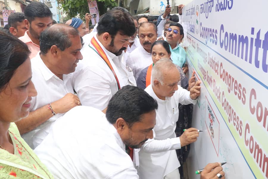 ಶಿವಮೊಗ್ಗದಲ್ಲಿ ಕಾಂಗ್ರೆಸ್ ಪಕ್ಷದ ‘ವೋಟ್ ಚೋರ್ ಗದ್ದಿ ಚೋಡ್' ಸಹಿ ಸಂಗ್ರಹ ಅಭಿಯಾನವು ಎಐಸಿಸಿ ಕಾರ್ಯದರ್ಶಿ ಮಯೂರ್ ಜಯಕುಮಾರ್ ನೇತೃತ್ವದಲ್ಲಿ ಶನಿವಾರ ನಡೆಯಿತು