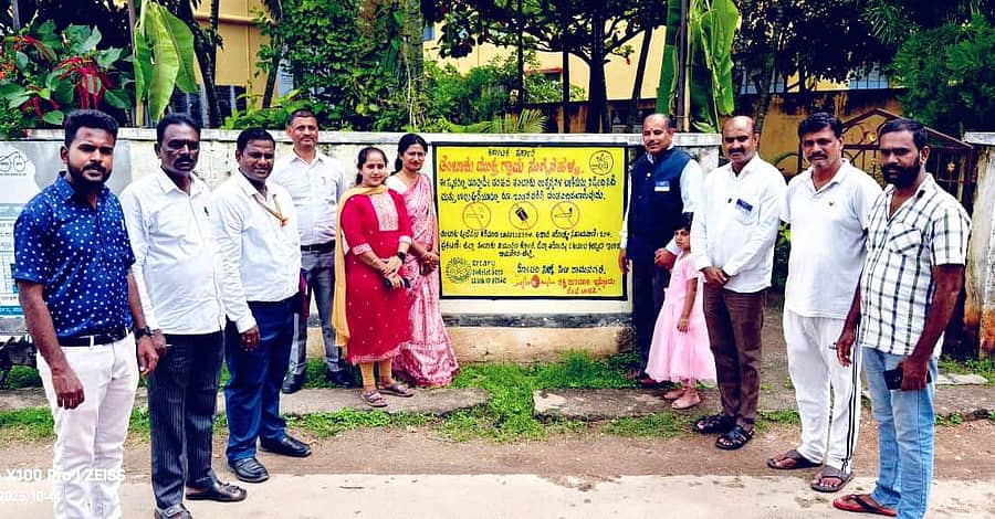 ತಂಬಾಕು ಮುಕ್ತ ಗ್ರಾಮ ಪಂಚಾಯಿತಿ ರಾಮನಗರ ತಾಲ್ಲೂಕಿನ ಸುಗ್ಗನಹಳ್ಳಿ ಗ್ರಾ.ಪಂ.ಗೆ ಕೇಂದ್ರ ಹಾಗೂ ರಾಜ್ಯ ಸರ್ಕಾರದ ಆರೋಗ್ಯ ಇಲಾಖೆ ಅಧಿಕಾರಿಗಳ ತಂಡ ಭೇಟಿ ನೀಡಿ ಪರಿಶೀಲನೆ ನಡೆಸಿತು. ಗ್ರಾ.ಪಂ ಅಧ್ಯಕ್ಷೆ ಅರ್ಪಿತಾ ಹರೀಶ್ ಕುಮಾರ್, ಸುಗ್ಗನಹಳ್ಳಿ ಪ್ರಾಥಮಿಕ ಆರೋಗ್ಯ ಕೇಂದ್ರದ ಶುಶ್ರೂಶಕಿ ಶಾಲಿನಿ ಇತರರು ಹಾಜರಿದ್ದರು